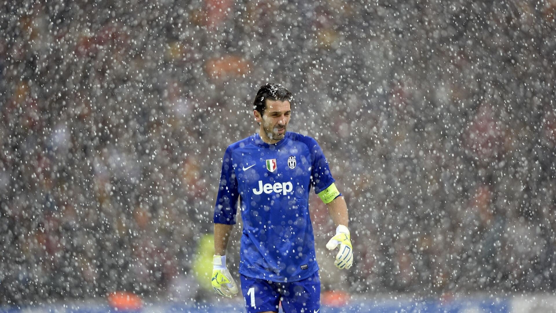 新西兰全黑队的进攻模式和球员的敏捷性，使比赛充满悬念，新西兰全黑战舞视频