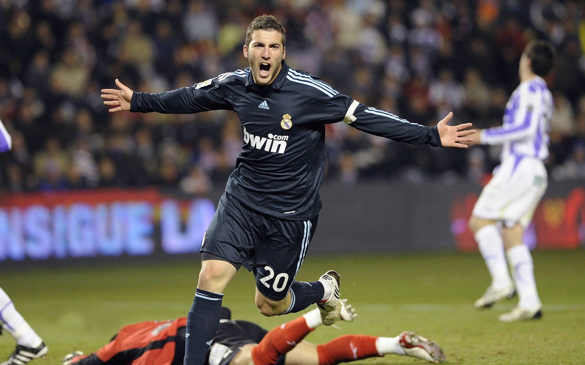 各国队伍频频在国际比赛中逆转获胜，展现良好的竞技状态，各国国家队